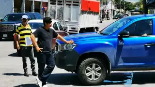 Choque entre taxi y camioneta en colonia Volcanes deja cuantiosos daños y un lesionado