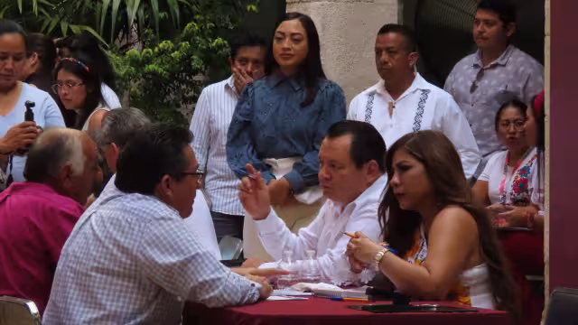 El gobernador Joaquín Díaz Mena atiende personalmente al pueblo