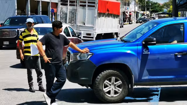 La camioneta azul que impactó al taxi no presentó ningún daño de consideración.