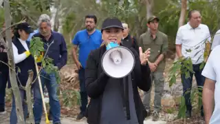 Ayuntamiento de Mérida y vecinos del fraccionamiento Las Américas dan mantenimiento a espacios verdes