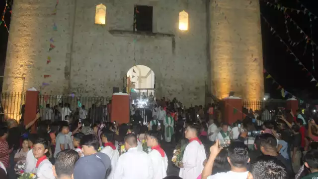 Investigador religioso recaba testimonios por luces en el cielo