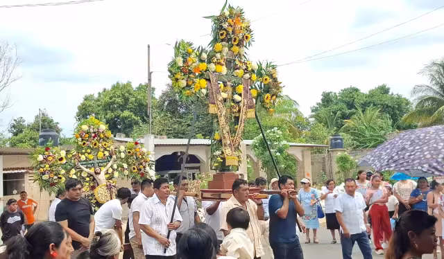 Procesión con mestizas y charanga honra al Cristo del Amor