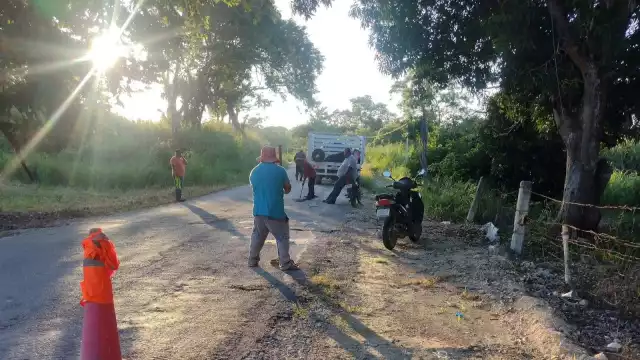 Pobladores de Xkeulil, Seybaplaya, se organizan para reparar baches en carretera estatal.