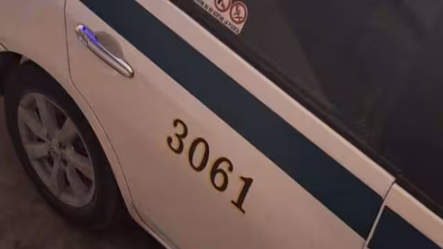 Detienen a taxista de Cancún que llevó a una pasajera a un cuarto de motel insconsciente.