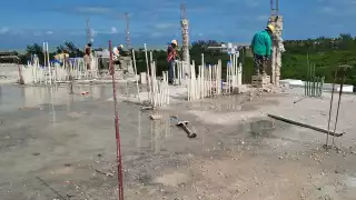 Demuelen quinto piso de  edificio en construcción  en el área natural protegida de Yumbalam