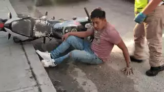 Motociclista ebrio derrapa en Escárcega; resulta lesionado y es trasladado al hospital