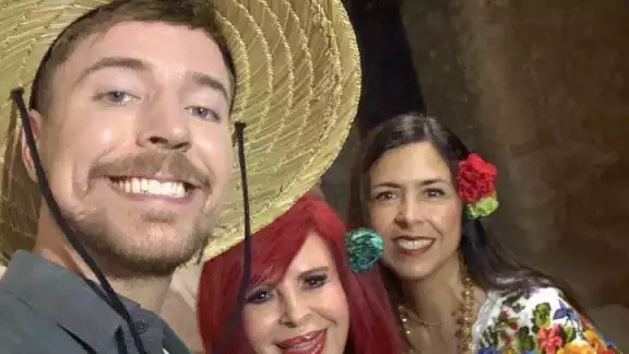 Layda Sansores presume foto con Mr. Beast en Campeche