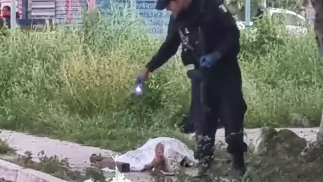 El cuerpo de la víctima quedó tendido sobre la banqueta.