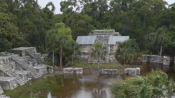 El sitio arqueológico está ubicado en una zona crítica entre la sabana y el manglar. El sitio arqueológico está ubicado en una zona crítica entre la sabana y el manglar.