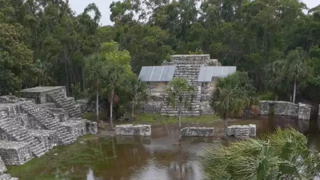 El sitio arqueológico está ubicado en una zona crítica entre la sabana y el manglar.