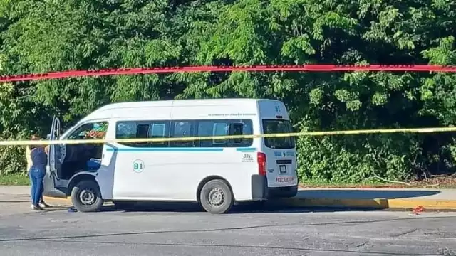 La combi donde ocurrió el ataque quedó en la avenida CTM, mientras los pasajeros huían del lugar.