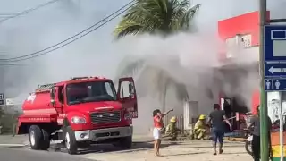 Consume incendio un establecimiento comercial  en Kantunilkín, Quintana Roo