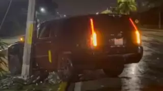 Accidente en el Blvd Colosio: Conductor a exceso de velocidad terminó estrellado con un poste de luz en Cancún