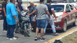 Motociclista frena de golpe y es impactado por un taxi en Escárcega