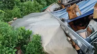 Traíler cargado de bebidas alcohólicas se vuelca sobre la carretera federal 307 de Q. Roo