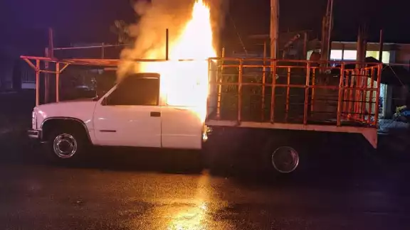 Un par de motociclistas incendian camioneta en Chetumal