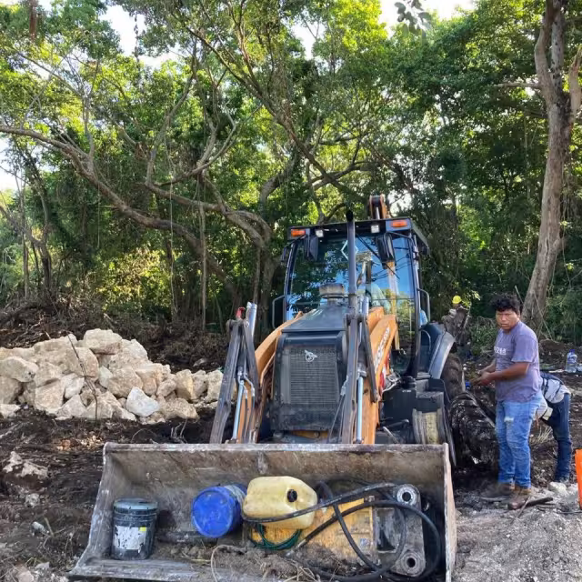 Maquinaria pesada trabaja en la zona selvática de Xcalacoco, pese a la falta de permisos ambientales.