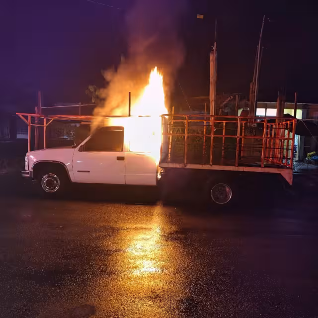 Un par de motociclistas incendian camioneta en Chetumal