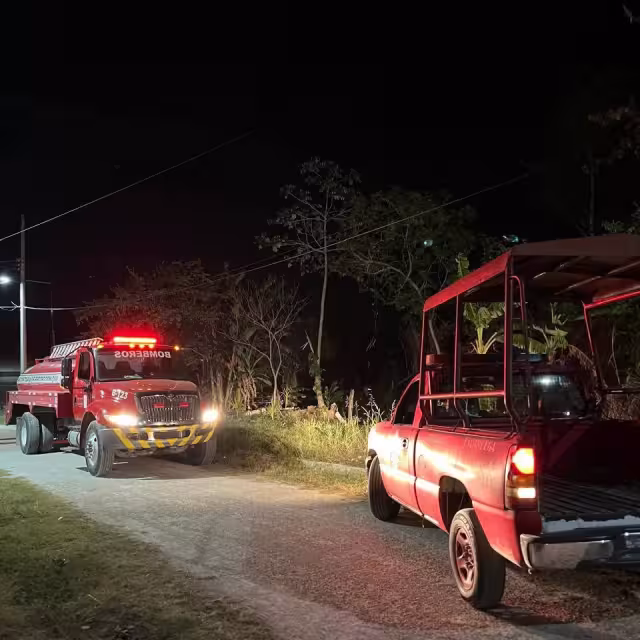 Un incendio de maleza en un predio baldío del fraccionamiento Fundadores movilizó a bomberos y Protección Civil.