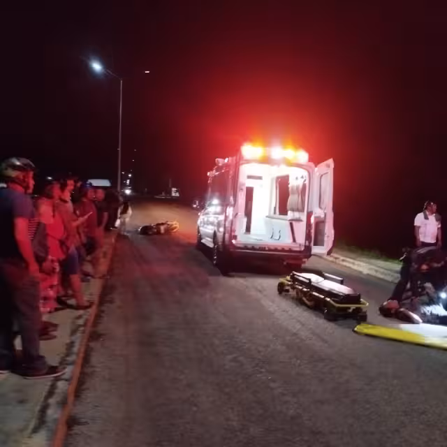 Motociclista derrapa en carretera Santa Cruz–Hecelchakán por exceso de velocidad.