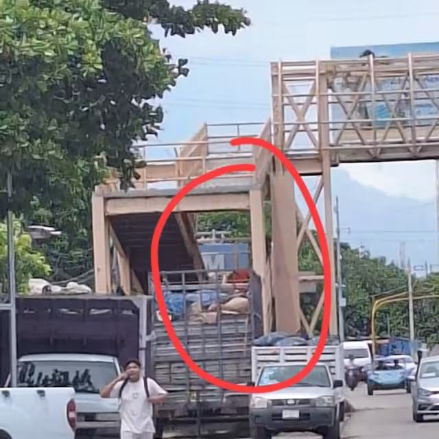 Pareja resulta lesionada por desmantelamiento de puente en Ciudad del Carmen