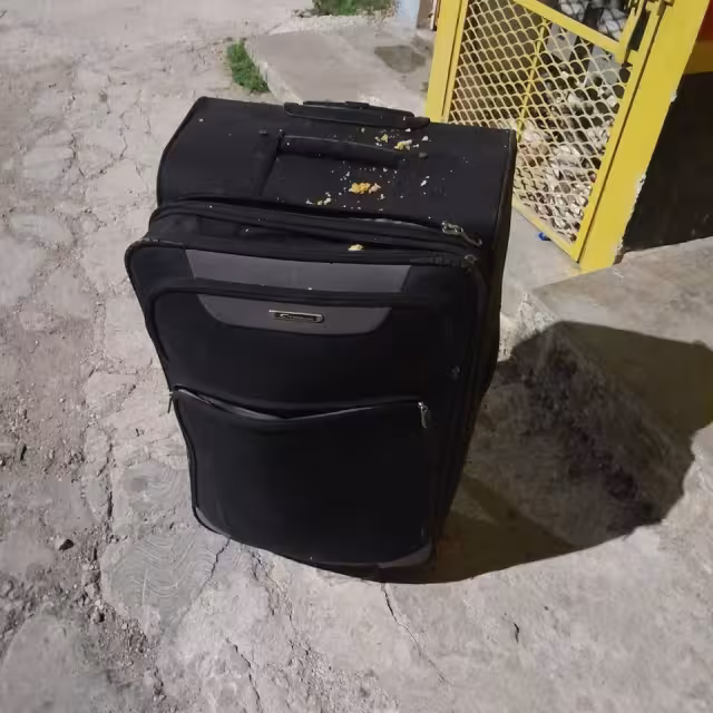 Al interior de la maleta solo había ropa y documentos.