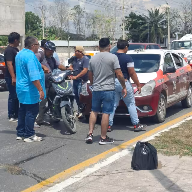 Un taxi Nissan rojo con blanco impactó por alcance a una motocicleta Italika negra con verde en la Avenida Solidaridad.