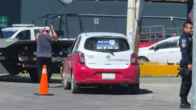 Colisión entre Stratus y taxi en glorieta moviliza a policía y Cruz Roja