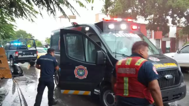 Cuerpos de emergencia llegaron al lugar para atender a la víctima.