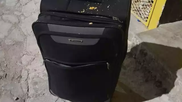 Al interior de la maleta solo había ropa y documentos.