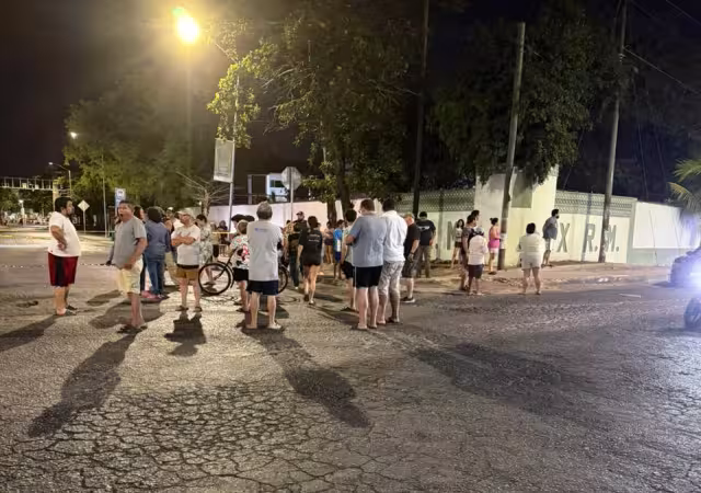 Los protestantes aseguraron que los niños lloran y los adultos mayores se encuentran en riesgo debido a esta situación