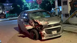 Ebrio causa dos accidentes en Tulum y huye del lugar