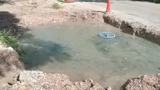 Motocicleta termina en fuga de agua sin señalizar en Xkeulil, Seybaplaya; ya habían advertido del peligro