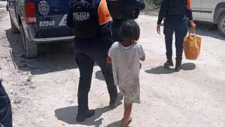 Encuentra a menor vagando en una peligrosa zona de invasión en Playa del Carmen