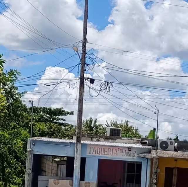 Protección Civil llamado a intervenir ante deterioro de postes en Sabancuy