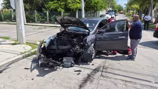 Colisión entre Nissan y Peugeot moviliza a Cruz Roja en Ciudad del Carmen