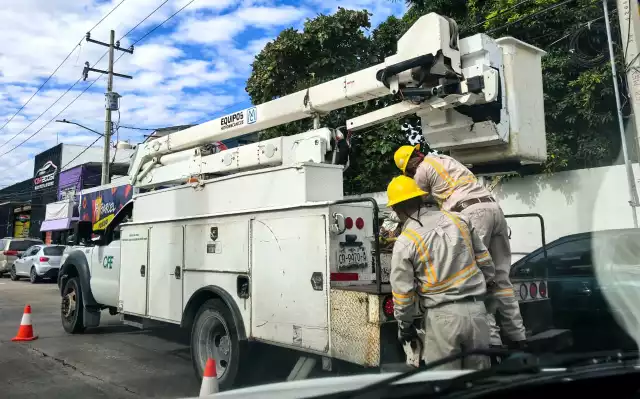 La paraestatal se niega a cubrir una embarcación que fue destruida al caerle un poste deteriorado
