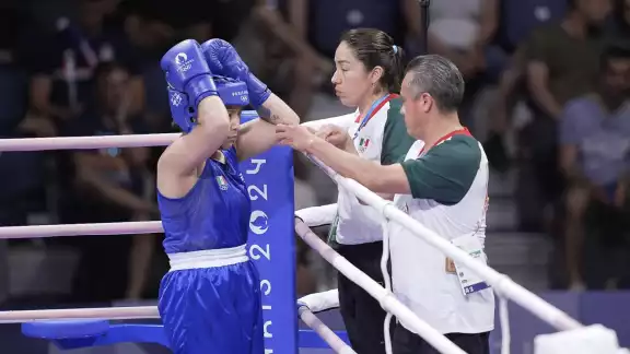 Citlali y su histórica entrenadora en la esquina durante el combate olímpico Citlali y su histórica entrenadora en la esquina durante el combate olímpico
