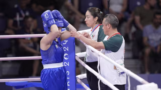 Citlali y su histórica entrenadora en la esquina durante el combate olímpico