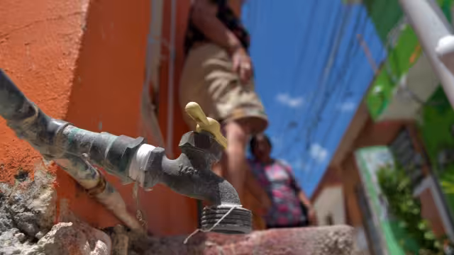 SMAPAC detectó una fuga de agua en una línea principal de 36 pulgadas en la avenida Héroe de Nacozari.

