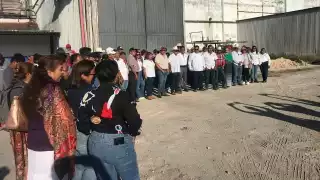 Los cañeros se turnan varias horas para cuidar las salidas del lugar como forma de protesta