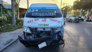 Motociclista fue impactado por unidad de transporte público en avenida 20 de Noviembre en Cancún