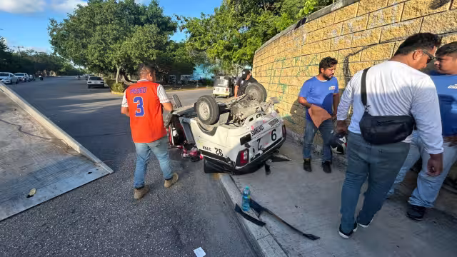 El mototaxista logró salir del vehículo por sus propios medios y fue auxiliado por vecinos