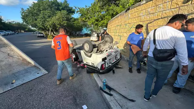El mototaxista logró salir del vehículo por sus propios medios y fue auxiliado por vecinos
