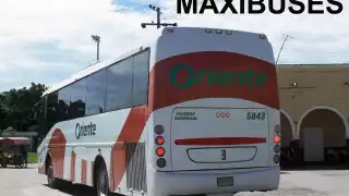 Hombres arrojan petardos a un camión de pasajeros en Mérida