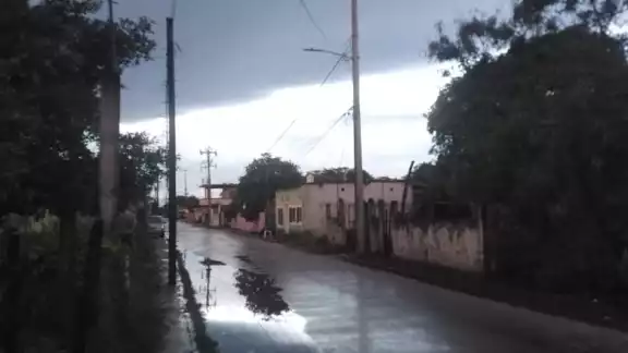 Apagón deja sin luz a dos colonias de Sabancuy tras fuerte lluvia