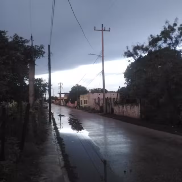 Apagón deja sin luz a dos colonias de Sabancuy tras fuerte lluvia