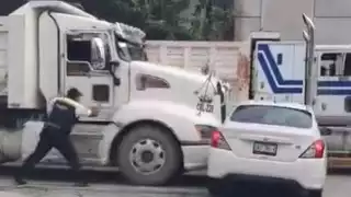 Volquete impacta y arrastra a un vehículo en la entrada de Puerto Morelos en Quintana Roo