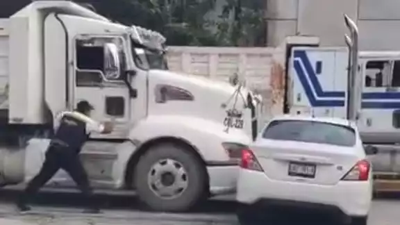 El agente de Tránsito trató de detener a la pesada unidad, pero se dio a la fuga.