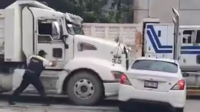 El agente de Tránsito trató de detener a la pesada unidad, pero se dio a la fuga.